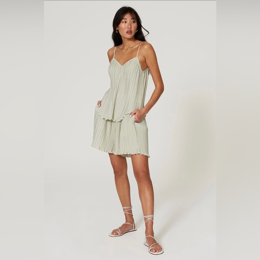 Rebecca Taylor Plisse Pleated Shorts in Sage Green size 12 (MSRP $165)